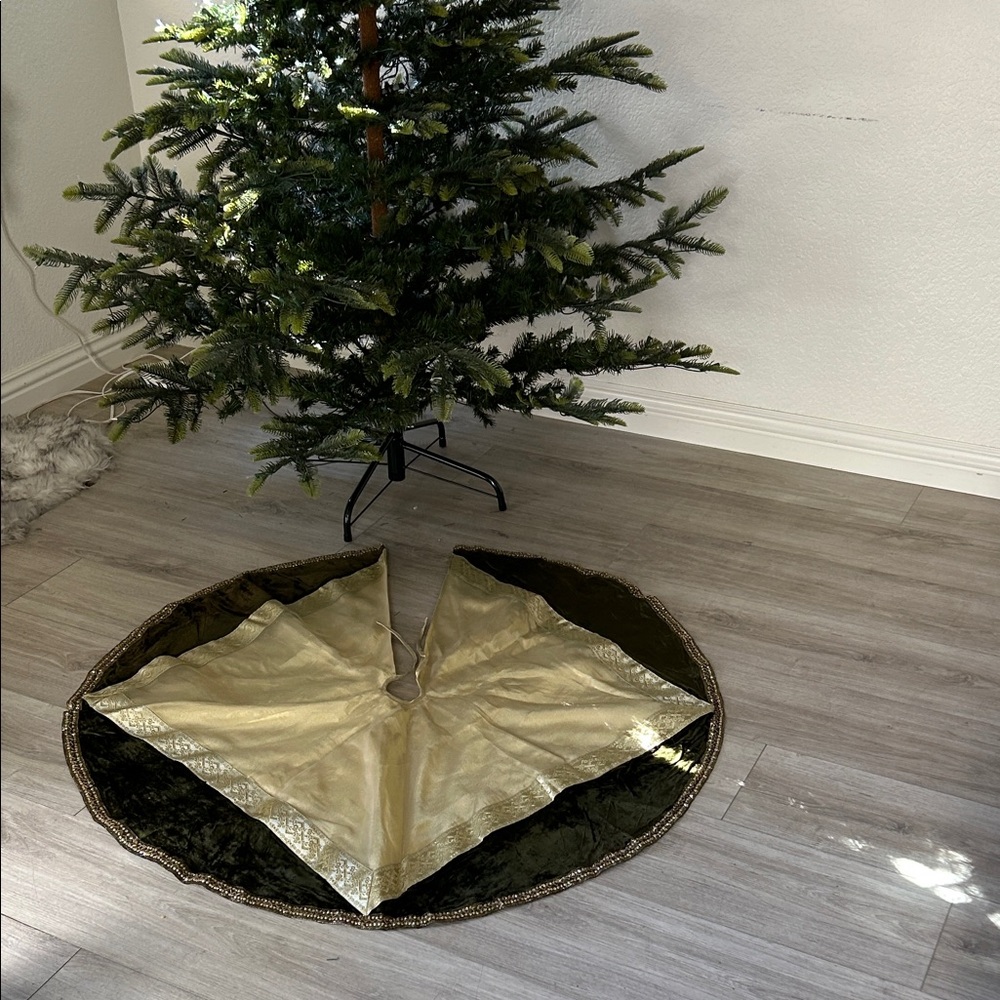 Elegant shiny Gold and velvet Green reversible Tree Skirt. Gorgeous!!
